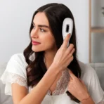⁦Porodo Light Therapy Scalp Massager Comb with 8mL Oil Container - White⁩ - الصورة ⁦2⁩
